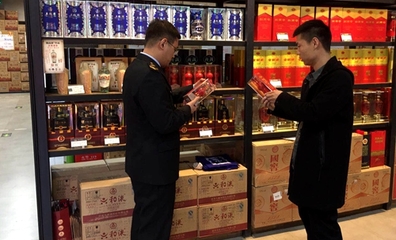 管城區(qū)金岱監(jiān)管所開展酒類專項(xiàng)檢查，強(qiáng)化信息管理服務(wù)